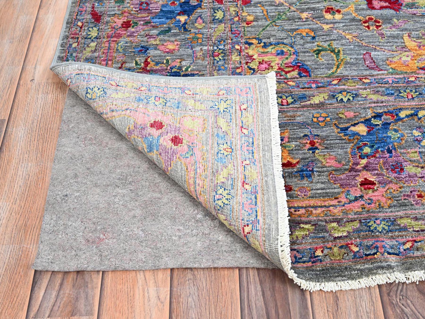 Traditional Rugs LUV772902